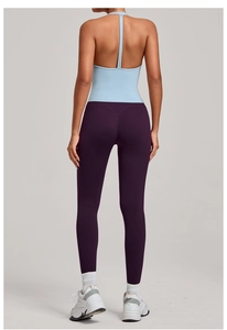 Détail du legging violet à taille haute avec couture en V pour un effet sculptant