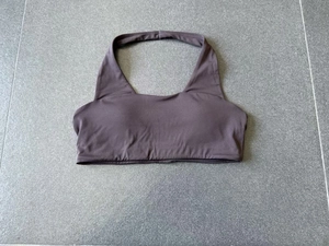 Dettaglio in piano del reggiseno sportivo marrone scuro con scollo all'americana e imbottitura
