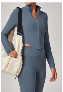 Détail du haut de yoga bleu avec col montant zippé et texture de tissu à séchage rapide