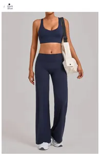 Details van de navyblauwe yogaset met wijde broek met hoge taille en sportbeha met U-hals