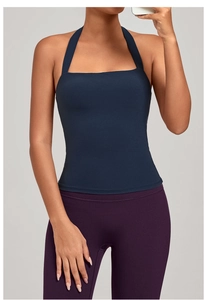 Détail du haut de yoga licou bleu marine avec leggings violets à taille haute