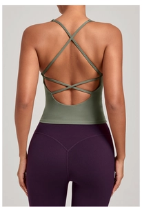 Détail des bretelles croisées vert olive et du legging de yoga violet à taille haute