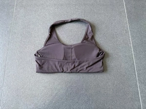 Dettaglio in piano del reggiseno sportivo all'americana viola scuro con trama e imbottitura