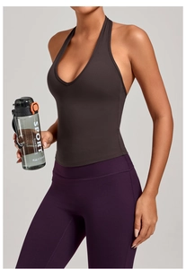 Détail du débardeur de yoga col en V marron foncé et legging de sport violet ajusté