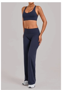Detail van een marineblauw yoga-set met racerback sportbeha en uitlopende broek