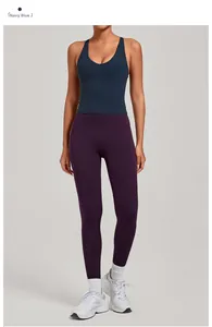 Détail du gilet de sport à bretelles croisées et legging taille haute en bleu micro