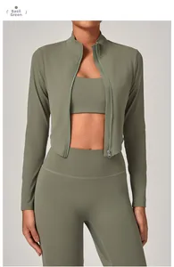 Vue détaillée de l'ensemble de yoga 3 pièces vert basilic avec veste zippée à col montant