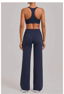 Achteraanzicht van de marineblauwe yogaset met racerback sportbeha en uitlopende sportbroek