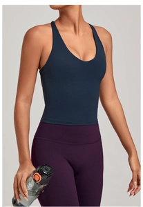 Vue détaillée du gilet de yoga bleu à séchage rapide et du legging violet en tissu technique