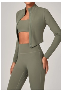 Détails de l'ensemble de yoga vert sauge avec veste zippée et legging taille haute