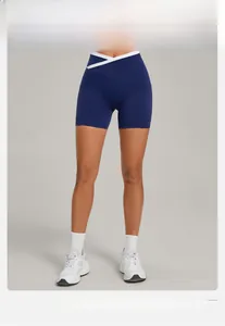Nahaufnahme der Yoga-Shorts mit blau-weißem V-förmigem Cross-Bund und hoher Taille