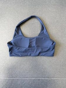 Reggiseno sportivo allacciato al collo blu scuro con cuciture interne e tessuto tecnico