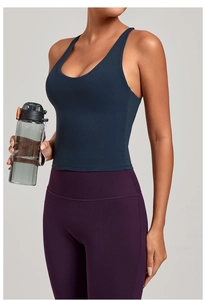 Détail du débardeur de yoga à bretelles croisées et legging taille haute mat brossé