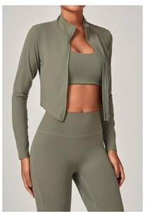 Détail de l'ensemble de yoga 3 pièces vert sauge avec veste zippée et legging taille haute