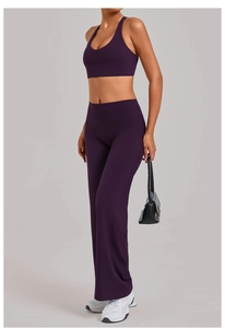 Detail van de donkerpaarse yoga-set met uitlopende broek en racerback bh