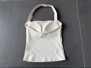 Détail du haut de yoga licou crème montrant les coussinets de poitrine et le tissu doux
