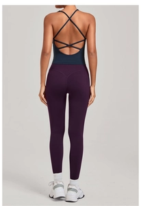 Détails du dos croisé sur débardeur de yoga marine et leggings à taille haute