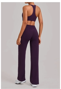 Detail van dieppaarse yogaset met open rug sportbeha en broek met hoge taille en wijde pijpen