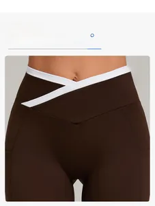 Détail du legging de yoga avec taille croisée en V contrastée et poches latérales