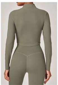 Détail du legging taille haute avec couture arrière en V pour un effet galbant