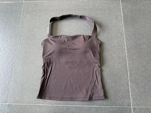 Détail du haut de yoga licou marron foncé avec coussinets et tissu extensible