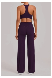 Achteraanzicht van de dieppaarse yogaset met racerback sportbeha en uitlopende broek met hoge taille