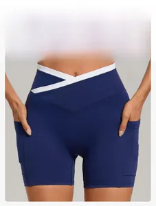 Detail der Cross-over V-Taille Yoga-Shorts in Navyblau mit Seitentasche und Kontrastdesign