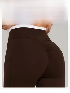 Vue détaillée du legging de yoga taille haute avec effet push-up et taille contrastée