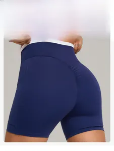 Detailansicht der Yoga-Shorts mit Kontrastbund und Scrunch-Butt-Lifting-Effekt für Sport