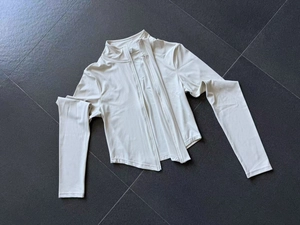 Vue détaillée de la veste de yoga crème à col montant avec fermeture éclair et tissu lisse