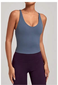Détail du gilet de yoga gris-bleu à bretelles croisées en tissu extensible respirant
