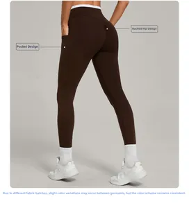Détail du legging de yoga taille haute marron chocolat avec poches et fronces fessiers