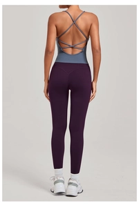 Détail du dos du haut de yoga bleu à bretelles croisées et leggings violets