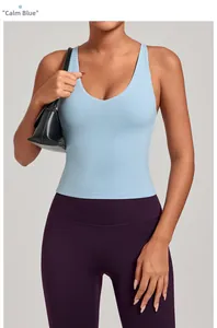 Détail du débardeur de yoga bleu tranquille avec coupe ajustée et décolleté en forme de U