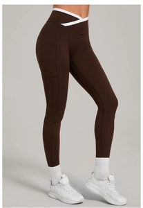 Détail de la taille croisée contrastée blanche et des poches sur le legging marron