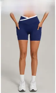 Detailansicht der Yoga-Shorts mit hoher Taille in Marineblau und V-Kreuz-Bunddesign