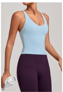 Détail du débardeur de yoga à bretelles croisées et texture du tissu de sport respirant