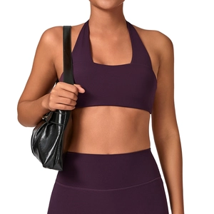 Set yoga da donna viola scuro con reggiseno allacciato al collo leggings e borsa nera