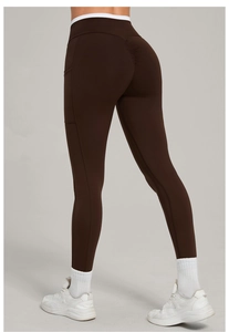 Détail du legging de yoga à taille contrastée, poches latérales et effet fesses galbées