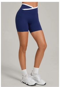 Detail der Yoga-Shorts mit weißem Kreuz-Taillendesign und dunkelblauen Seitentaschen