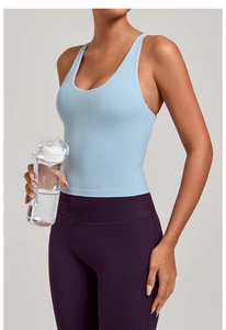 Vue détaillée du gilet de yoga à séchage rapide et du legging de fitness taille haute