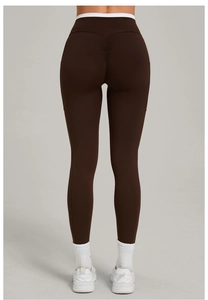 Vue arrière du legging de yoga marron à taille haute avec effet froncé et ceinture contrastée