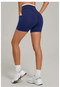 Detailansicht der marineblauen Yoga-Shorts mit Seitentasche und weißem Kontrastbund