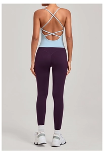 Vue détaillée du gilet de yoga bleu clair avec bretelles croisées et tissu mat doux