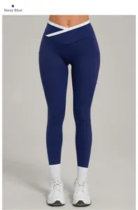 Détail du legging de yoga bleu marine avec taille croisée et poches latérales pratiques