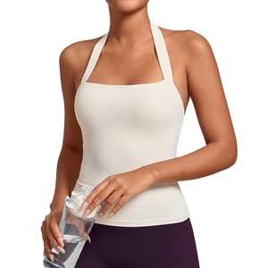 Haut de yoga chic beige à col licou avec encolure carrée et coupe ajustée pour sport