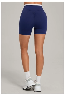 Detailansicht der High-Waist Scrunch-Butt Yoga-Shorts in Dunkelblau mit Kontrastbund