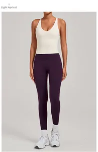 Détail d'un débardeur de yoga abricot clair et d'un legging violet sur le modèle