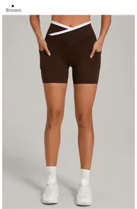 Detail der braunen Yoga-Shorts mit hoher Taille, weißem V-Kreuzbund und Seitentaschen