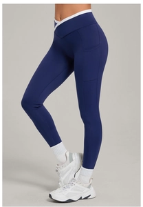 Détail de legging de yoga taille en V avec poches latérales et panneaux contrastés